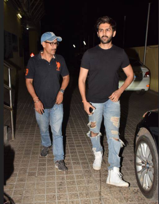 इन दिनों कार्तिक के सितारे काफी बुलंद हैं. कार्तिक अक्सर ही बड़े स्टार्स के साथ पार्टियों में नज़र आते हैं. कार्तिक रैंप पर करीना कपूर और मलाइका जैसे कई अभिनेत्रियों के साथ भी नज़र आ चुके हैं.