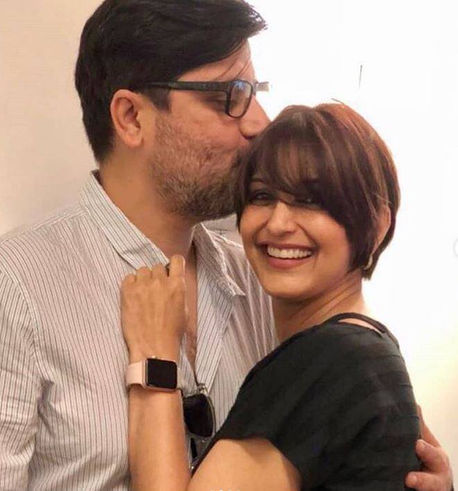 शादी की 16वीं सालगिरह के अवसर पर सोनाली ने इंस्टाग्राम पर सोमवार देर रात कुछ तस्वीरें शेयर की, जिसमें वह अपने पति गोल्डी के साथ नजर आ रही हैं. (तस्वीर: इंस्टाग्राम)