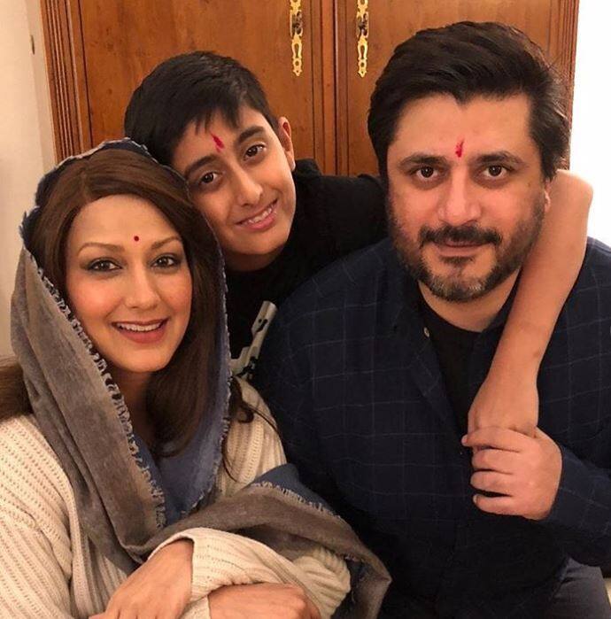 सोनाली ने लिखा कि कैंसर एक इंसान के अकेले की लड़ाई नहीं है. इस बीमारी का पूरा परिवार सामना करता है. (तस्वीर: इंस्टाग्राम)