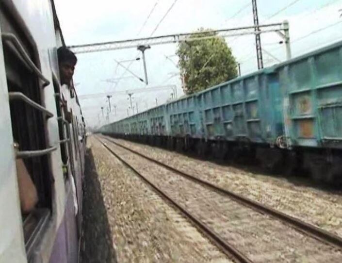 12 died in rail accident in one day in mumbai मुंबई: रेल पटरियों पर हुए हादसों में एक दिन में 12 लोगों की मौत