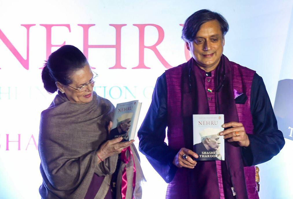 नेहरू की विरासत को कमतर करने की कोशिश कर रहे हैं सत्ता में बैठे लोग: सोनिया गांधी
