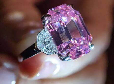 इस नीलामी को लेकर अंतरराष्ट्रीय ज्वेलरी स्पेशलिस्ट, जीन-मार्क ने एएफपी से बात करते हुए बताया है कि यह 19 कैरेट का यह गुलाबी डायमंड काफी असाधारण है. उन्होंने आगे कहा, यदि आप मानें तो अधिकतर पिंक डायमंड एक कैरेट से कम वजन के होते हैं. तस्वीर: एपी