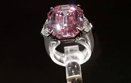 इससे पहले 15 कैरेट के डायमंड की बिक्री नीलामी हाउस क्रिस्टी के जरिए 32.5 डॉलर में हुई थी. तस्वीर: एपी