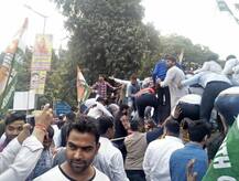 छठ पूजा को लेकर सोनिया-राहुल पर मनोज तिवारी के विवादित बयान के विरोध में कांग्रेस कार्यकर्ताओं का प्रदर्शन