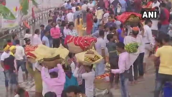 लोग घाट पर जुट रहे हैं.