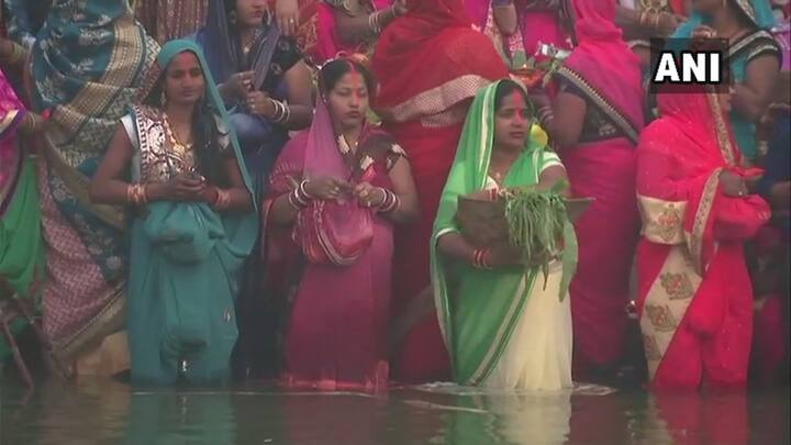 वहीं ये तस्वीर पटना के गंगा घाट की है.