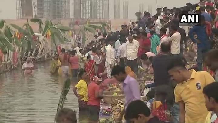 छठ के मौके पर पटना के गंगा घाट की रौनक देखते बनती है.
