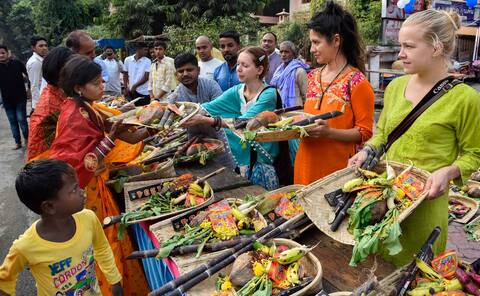 बिहार: बोधगया में विदेशी पर्यटकों ने छठ व्रतियों को बांटे पूजा के सामान, देखें तस्वीर बिहार: बोधगया में विदेशी पर्यटकों ने छठ व्रतियों को बांटे पूजा के सामान, देखें तस्वीर