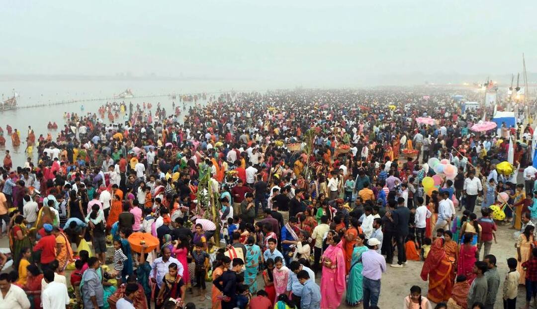 Chhath Puja celebrated across country Chhath Puja: डूबते सूर्य को दिया गया अर्घ्य, बिहार, यूपी समेत पूरे देश में घाटों पर उमड़े व्रती