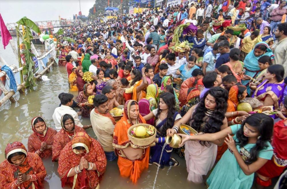 Chhath Puja: डूबते सूर्य को दिया गया अर्घ्य, बिहार, यूपी समेत पूरे देश में घाटों पर उमड़े व्रती