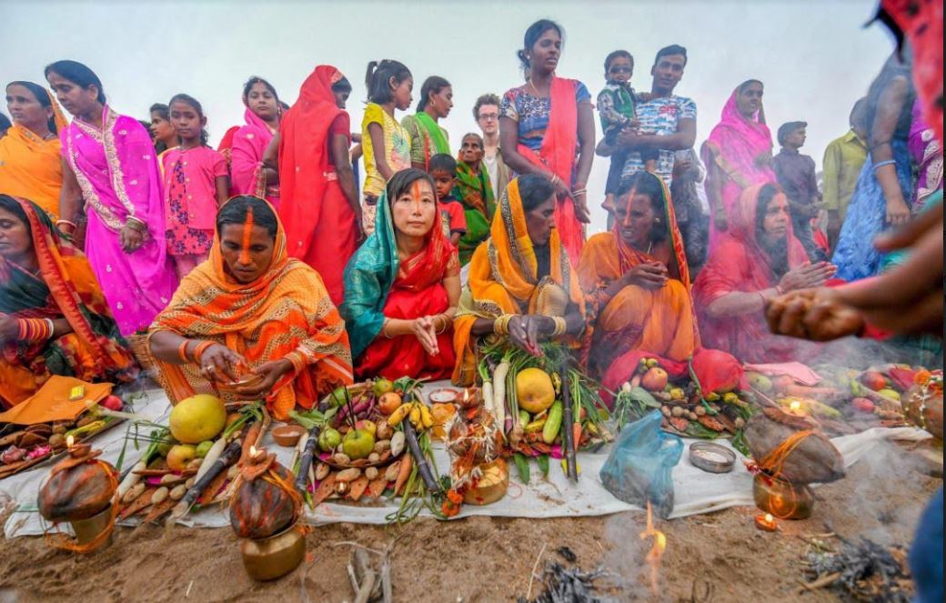 Chhath Puja: डूबते सूर्य को दिया गया अर्घ्य, बिहार, यूपी समेत पूरे देश में घाटों पर उमड़े व्रती