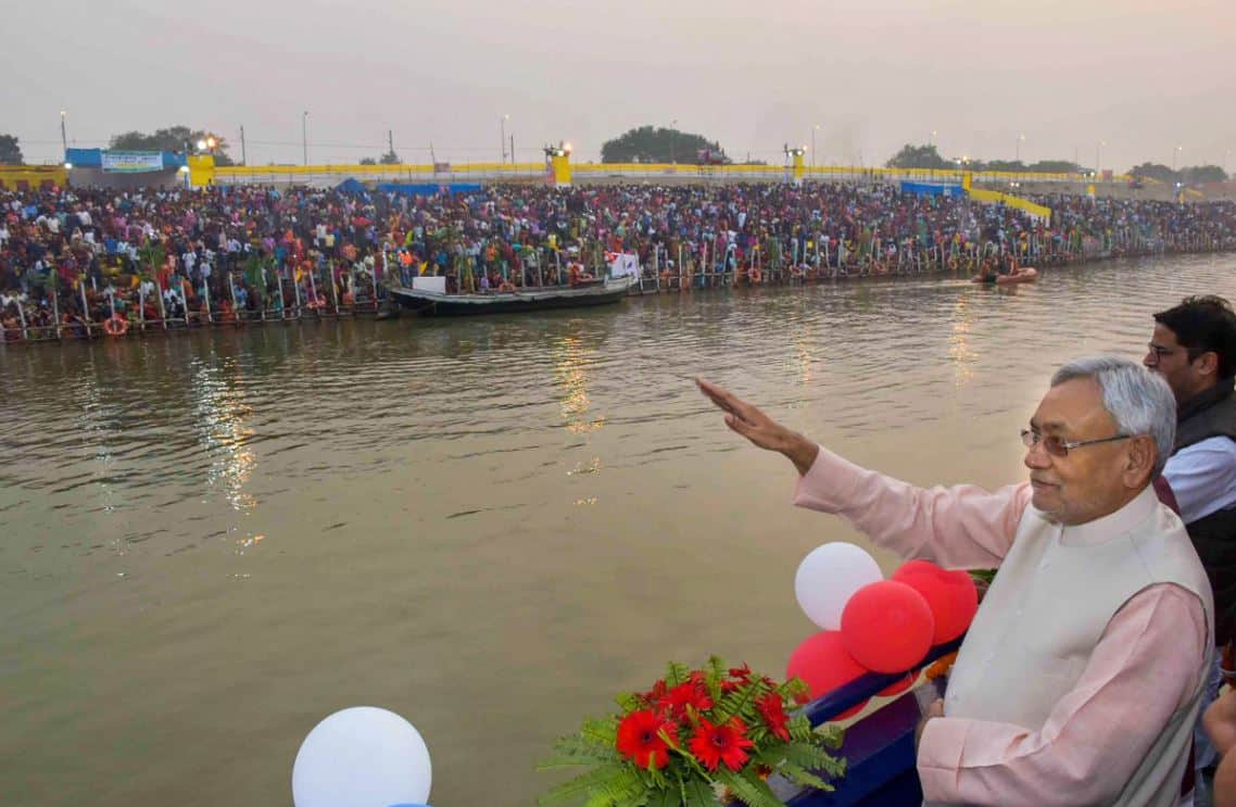 बिहार: छठ पर व्रतियों ने अस्त होते सूर्य को दिया अर्घ्य, सीएम नीतीश के घर भी मना महापर्व