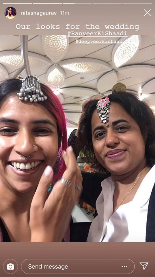 इटली से रणवीर-दीपिका की तस्वीरें भले ही न आ पा रही हों, लेकिन उनके टीम मेंबर्स अपनी उत्सुकता को छुपा नहीं पा रहे हैं. (तस्वीर: इंस्टाग्राम)