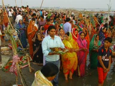 पूजा-अर्चना और मंगल गीत के बाद सूर्य को अर्ध्य दिया.इनमें तमाम श्रद्धालु देश के दूसरे प्रान्तों से भी आये हुए थे. तमाम महिलाओं ने घर से घाट तक का सफ़र लेटकर ही तय किया.