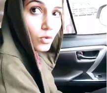 VIDEO: फैंस की भीड़ में फंसी गाड़ी तो गुस्से में लाल सपना चौधरी बोली- तेरे बाप ने नहीं दी है ये