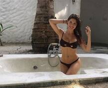 इंटरनेट सेंसेशन बनी ये हसीना, बाथटब में खिंचवाईं ऐसी हॉट तस्वीरें, देखें