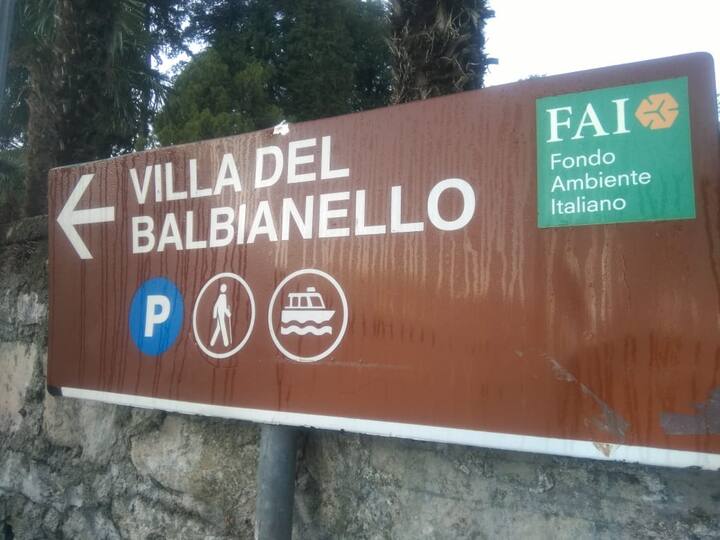 रणवीर दीपिका की शादी देल बलबियानेलो (villa del balbianello) में होनी हैं, लेकिन दीपिका और रणवीर परिवार और दोस्तों के साथ लेक कोमो के पास बने कास्टा दीवा रिसॉर्ट और स्पा (CastaDiva Resort & SPA) में ठहरे हुए हैं.