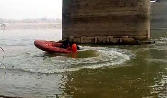 गोरखपुर: छठ पूजा में घाट पर गया युवक तैरते समय नदी में डूबा, भांजा बना रहा था वीडियो