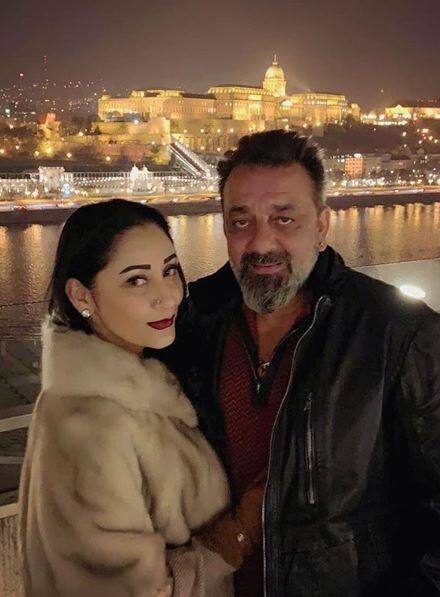 बॉलीवुड के मशहूर एक्टर संजय दत्त और उनकी पत्नी मान्यता को इन दिनों हंगरी की राजधानी बुडापेस्ट में क्वालिटी टाइम बिताते हुए देखा जा रहा है. दोनों ने इस टूर की तस्वीरें भी अपने-अपने इंस्टाग्राम अकाउंट पर शेयर की हैं. तस्वीर: इंस्टाग्राम 