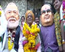 मध्य प्रदेश: इंदौर में बीजेपी उम्मीदवार वोट बटोरने के लिए ले रहे हैं मोदी-शिवराज के मुखौटे का सहारा