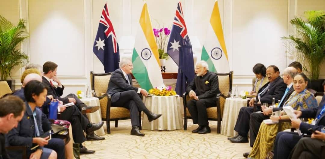 PM Narendra Modi in Singapore RCEP Summit meet Singapore Thailand pm सिंगापुर: पीएम मोदी ने की ऑस्ट्रेलिया-थाइलैंड के प्रधानमंत्रियों के साथ बैठक, रक्षा-व्यापार जैसे अहम मुद्दों पर हुई चर्चा