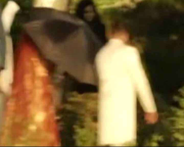 आप इस तस्वीर में सब्यसाची का डिजाइन किए हुए दीपिका को पहने हुए देख सकते हैं. लाल लहंगे में दीपिका की एक झलक नजर आ रही है. हालांकि दीपिका ने अपना चेहर छतरी से ढका हुआ है.