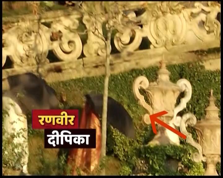 इस तस्वीर में आपको रणवीर और दीपिका दोनों नजर आ रहे हैं . दोनों ही ने अपने चेहरे को छतरी की मदद से ढका हुआ है.