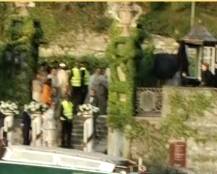 शादी के बाद छतरी से चेहरा छुपा रहे थे दीपवीर, लाल लहंगा पहने दीपिका की तस्वीर आई सामने