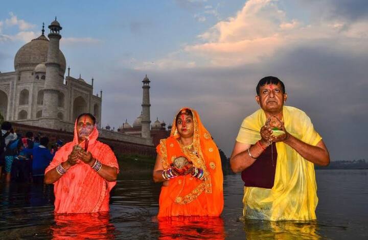 ताजमहल के पीछे भी व्रतियों ने छठ का त्यौहार मनाया. यहां भी महिलाओं को गंदे पानी में खड़ा होना पड़ा. तस्वीर में साफ दिख रहा है कि महिलाएं जहां खड़ी हैं वहां का पानी दूषित है. छठ को लेकर यहां साफ- सफाई के प्रति उदासीनता दिख रही है.