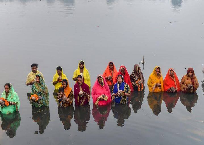 छठ के पर्व को बिहार और यूपी के कुछ हिस्सों के लोग बड़े ही आस्था और विश्वास के साथ मनाते हैं. इसे लेकर महीनों पहले से तैयारी शुरू हो जाती है. इस पर्व में साफ-सफाई का विशेष इंतजाम रखा जाता है. 