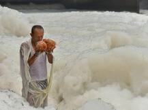 दिल्ली: बेहद गंदी यमुना नदी में मनाया गया छठ, स्याह काले पानी में व्रतियों ने झाग के बीच की पूजा