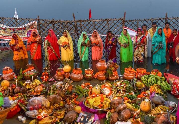 इस तस्वीर में दिख रहा है कि महिलाएं एक साथ भगवान भाष्कर की उपासना कर रही हैं. छठ पर फल और विभिन्न सामानों से भरे टोकरी में प्रसाद चढ़ाया जाता है. इसमें डूबते और उगते सूरज की पूजा की जाती है. 