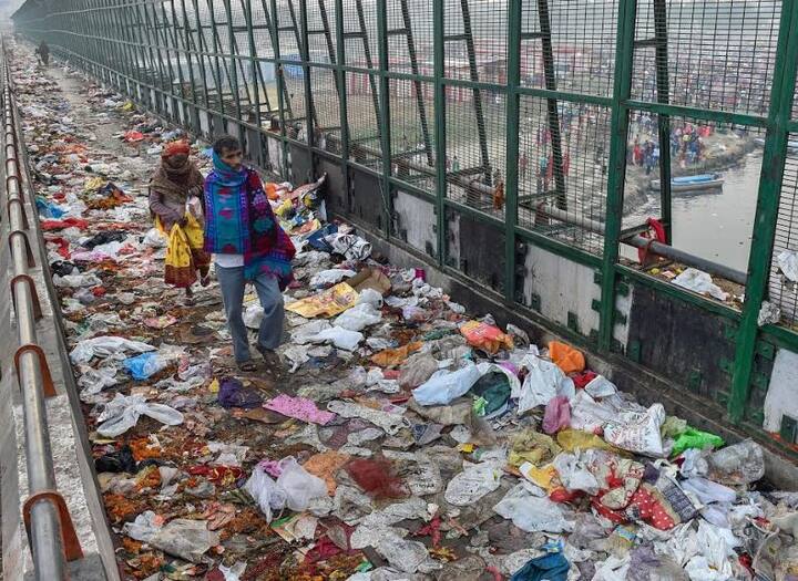 इस तस्वीर में दिख रहा है कि पुल के एक तरफ महिलाएं छठ मना रही हैं वहीं, पुल के आसपास गंदगी का अंबार दिख रहा है. यहां गंदगी इतनी दिख रही है कि लोगों का वहां खड़े रहना मुश्किल लग रहा है, लेकिन छठ के कारण लोग वहां रहने को मजबूर हैं.
