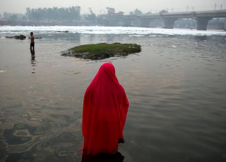 इस तस्वीर में भी महिला बेहद गंदे पानी में खड़े होकर भगवान भाष्कर की पूजा कर रही हैं. छठ को लेकर लोगों में इतनी आस्था रहती हैं कि लोग थोड़ी बहुत असुविधा को भी नजरंदाज कर देते हैं. यह महिला भी भक्ति भाव में इतनी लीन हैं कि इन्होंने नदी के गंदे पानी को नजरंदाज कर दिया. 