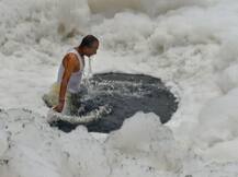 दिल्ली: बेहद गंदी यमुना नदी में मनाया गया छठ, स्याह काले पानी में व्रतियों ने झाग के बीच की पूजा