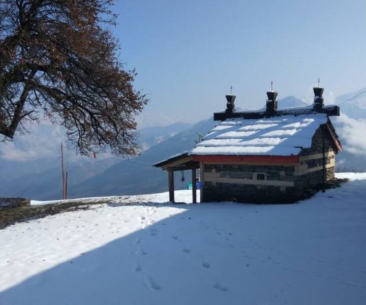 हिमाचल में बर्फबारी से कहीं-कहीं तापमान माइनस में पहुंच गया है. मनाली में तापमान 1.2, शिमला में 9.5 और धर्मशाला में 9.1 सेल्शियस पहुंच गया है. पर्यटकों को यह मौसम काफी लुभाता है.