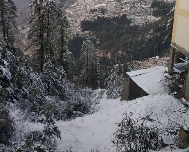 हिमाचल में इस सर्दी के शुरुआत में यह सबसे लंबी बर्फबारी है. बर्फ के गिरने के बाद से प्रदेश में तापमान में बेहद तेजी से गिरावट दर्ज की जा रही है. 