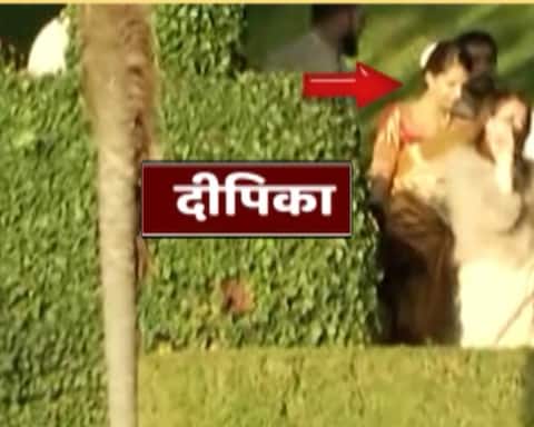 शादी के बाद छतरी से चेहरा छुपा रहे थे दीपवीर, लाल लहंगा पहने दीपिका की तस्वीर आई सामने शादी के बाद छतरी से चेहरा छुपा रहे थे दीपवीर, लाल लहंगा पहने दीपिका की तस्वीर आई सामने