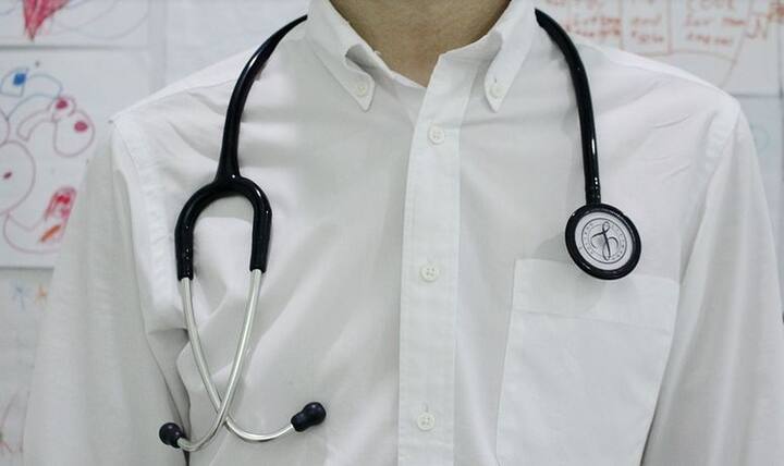  चैकअप के दौरान पाया गया कि ये बैकपेन बोंस में आ गया है. ऐसे में डॉक्टर्स ने इस महिला का ऑपरेशन कर दिया. फोटोः गूगल फ्री इमेज 