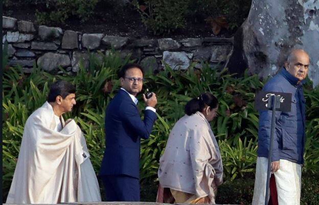 वहीं, लड़की वालों की बात करें तो दीपिका के मम्मी-पापा और उनकी बहन काफी सादे अंदाज में नजर आए . 