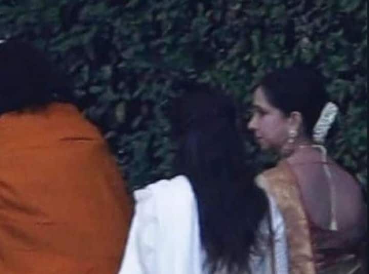 इस तस्वीर में आप दीपिका की मम्मी उजाला पादुकोण को देख सकते हैं. 