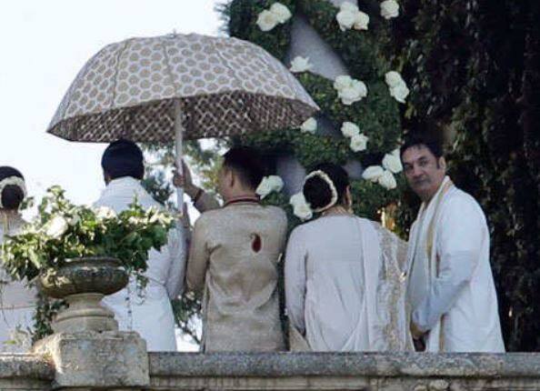 कोंकणी अंदाज में हो रही शादी के दौरान समारोह में नजर आ रहे हैं. 