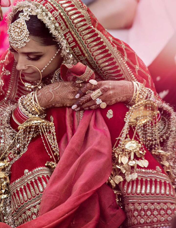 वहीं, लाल जोड़े में सजी दीपिका पादुकोण भी हाथों में कलीरे और मांग टीका लगाए सिंधी रिवाजों के मुताबिक तैयार हुईं है. दीपिका ने सिर पर जो चुनरी ओड़ी है उस पर 'सदा सौभाग्य वती भव:' लिखा नजर आ रहा है.