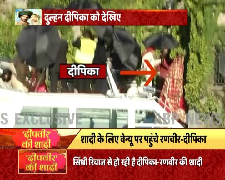 दीपिका पादुकोण और रणवीर सिंह की झलक भी देखिए. आज दीपिका लाल साड़ी में नज़र आईं. रणवीर सिंह इस दौरान ह्वाइट कलर की शेरवानी में नज़र आए.