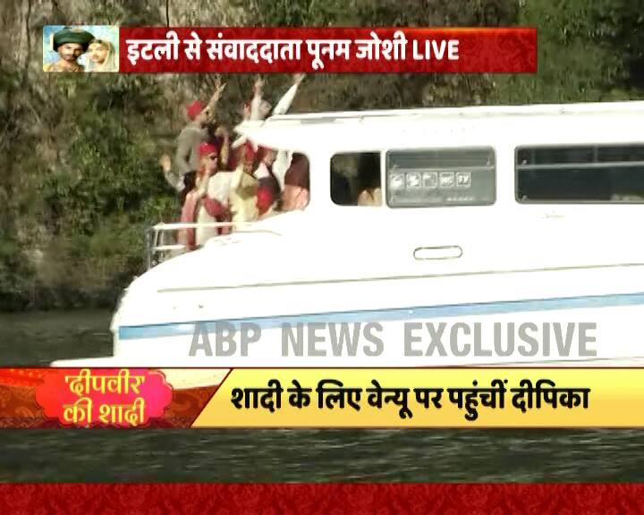 रणवीर सिंह बहुत ही धूमधाम से नाचते गाते बारात लेकर दीपिका से शादी रचाने पहुंचे हैं.