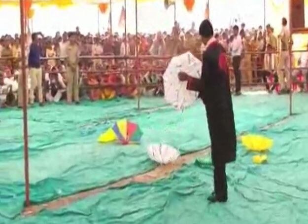 Madhya Pradesh: CM Shivraj arrived late in the rally, called the magician to stop the crowd मध्य प्रदेश: रैली में देर से पहुंचे सीएम शिवराज, भीड़ को रोके रखने के लिए बुलाया गया जादूगर