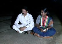 तेलंगाना: टिकट न मिलने से नाराज हुईं हैदराबाद की पूर्व मेयर, दिल्ली में राहुल गांधी के आवास के बाहर धरने पर बैठीं