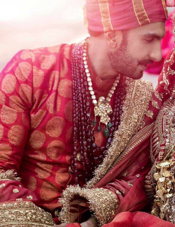 लाल-गोल्डन शेरवानी पहने रणवीर सिंह इस तस्वीर में मैचिंग सेहरा बांधे नजर आ रहे हैं. इस दौरान वो कुंदन की ज्वैलेरी पहने नजर आ रहे हैं.
