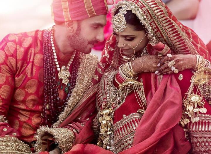 नए नवेली दुल्हन दीपिका पादुकोण की तस्वीरें जब से रिलीज की गई हैं तब से उनके फैंस दीवाने हो गए हैं. लाल जोड़े में रणवीर की पत्नी बनी दीपिका पादुकोण बेहद खूबसूरत लग रही हैं.