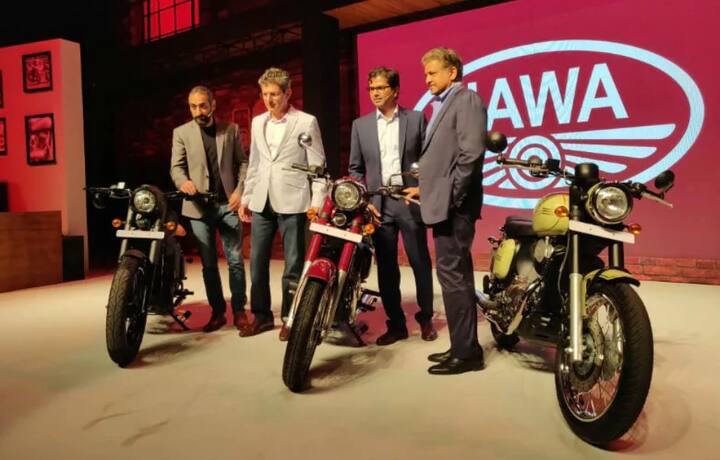 महिंद्रा एंड महिंद्रा की पैरेंट कंपनी क्लासिक लीजेंड्स ने करीब 22 साल के लंबे इंतजार के बाद जावा कंपनी के साथ मिलकर तीन नई बाइक भारतीय बाजार में लॉन्च की है. कंपनी ने जावा की कीमत 1.64 लाख रुपये रखी है तो वहीं, जावा फोर्टी टू एक्स-शोरूम कीमत कंपनी ने 1.55 लाख रुपये है. तस्वीर: ट्विटर